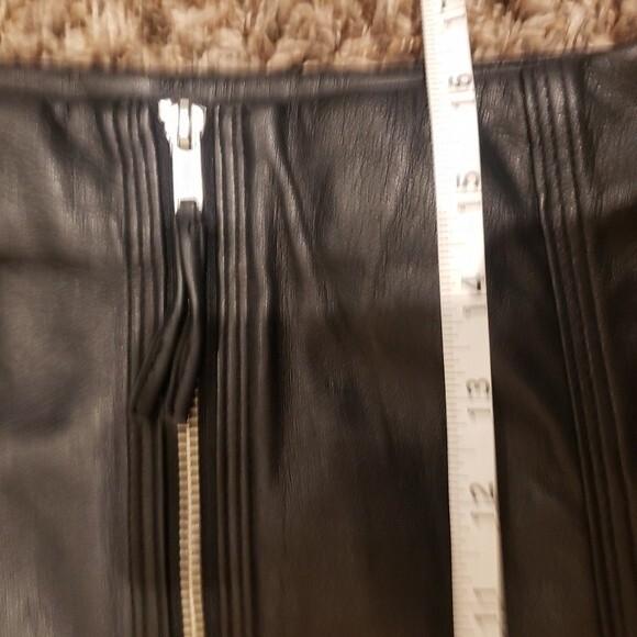 Forever 21 Zipper Faux Leather Black Skirt Size 6 - Picture 3 of 6